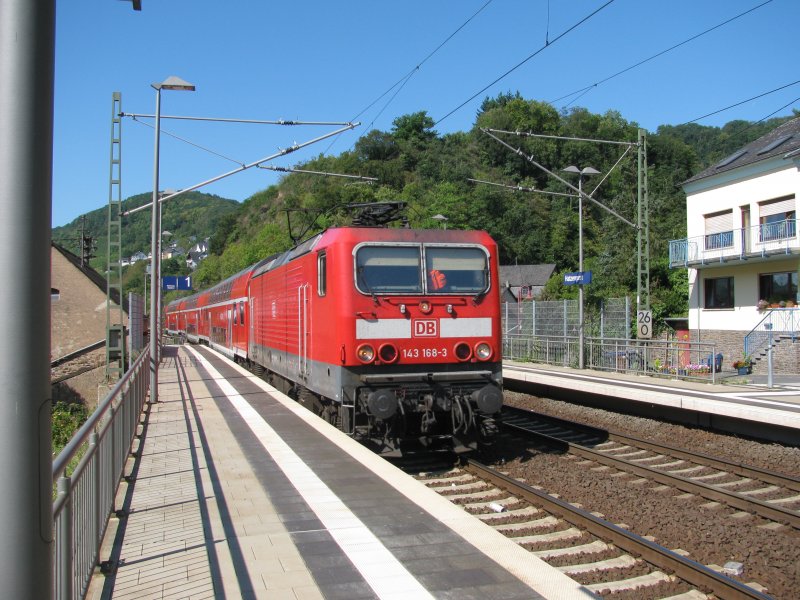 143 168-3 befindet sich hier in Hatzenport am 24.08.2009