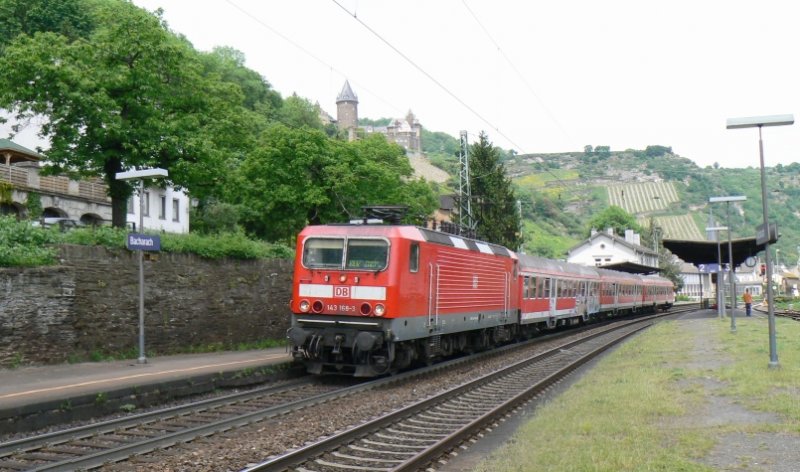 143 168 wartete am 15.5.2008 in Bacharach unter der Burg Stahleck (Jugendherberge) auf Fahrg�ste, welche sie Richtung Bingen bringen muss.