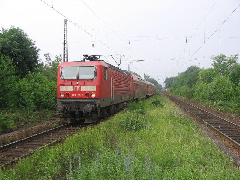 143 168 zieht die RB 27 nach Koblenz Hbf in den HP Menden. Aufgenommen am 10.06.07.