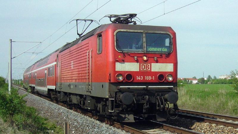 143 169-1 fhrt am 13.05.2005 als RB von Smmerda nach Erfurt Ost, blo der Lokfhrer scheint dies nicht so ganz realisiert zu haben... (Siehe Zugziel-Anzeiger).