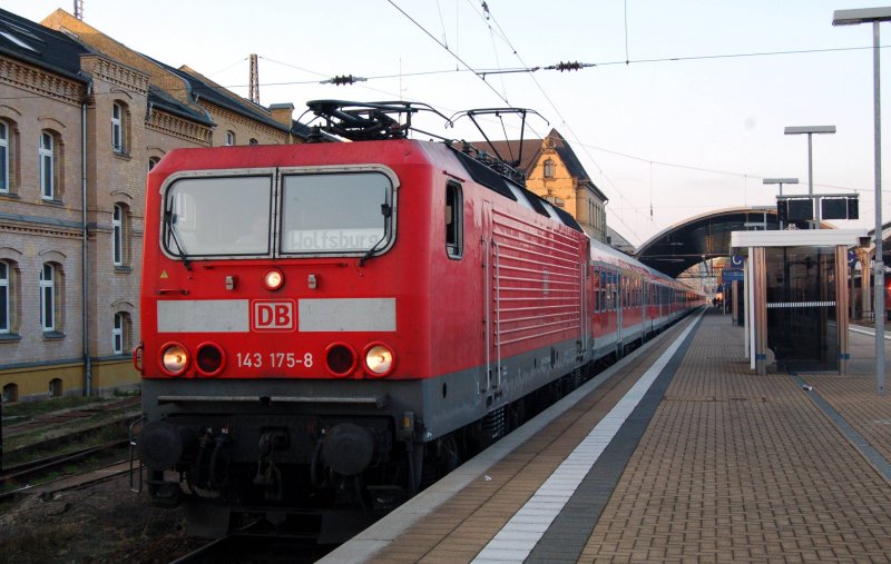 143 175 zog am 28.12.08 den zweiten Sonderzug von Hannover nach Halle(S).