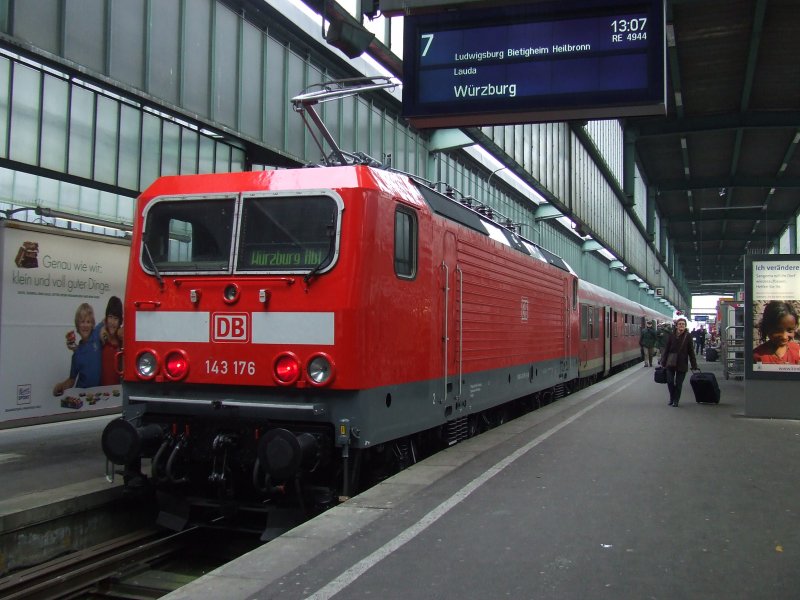 143 176 mit RE 4944 am 7.2.2009 in Stuttgart Hbf