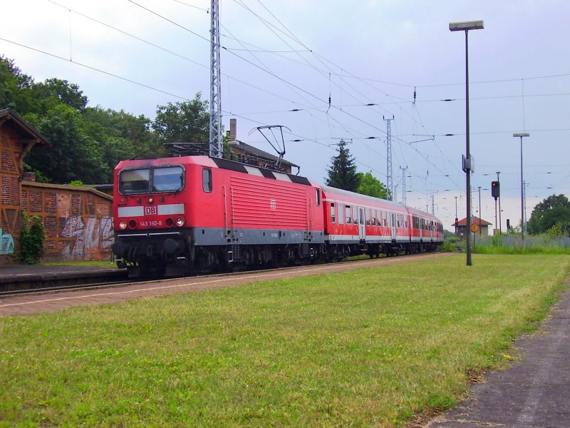143 180-8 hat am 15.06.2007 dem RegionalExpress Kassel-Halle(S) am Haken, hier bei der Durchfahrt in Riestedt. 