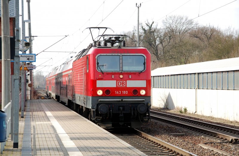 143 180, eine der wenigen 143er ohne Kontrollziffer an der Front, fhrt am 14.03.09 mit der RB nach Lutherstadt Wittenberg in Burgkemnitz ein.