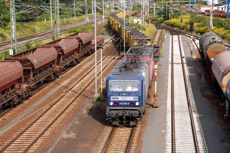 143 186 der RBH zieht zusammen mit einer weiteren roten 143 einen Gterzug in den Rbf Leipzig-Engelsdorf. Fotogrfaiert am 15.08.09.