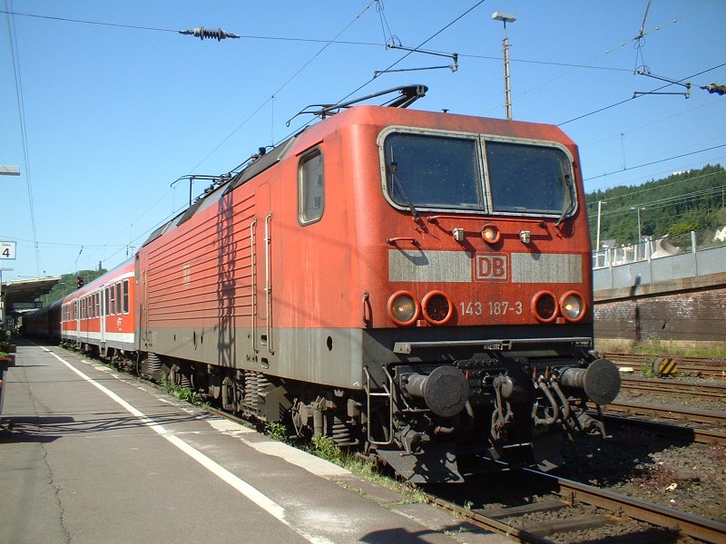 143 187-3 mit einer Ruhr-Sieg-Bahn nach Hagen (Siegen 25.05.2005)