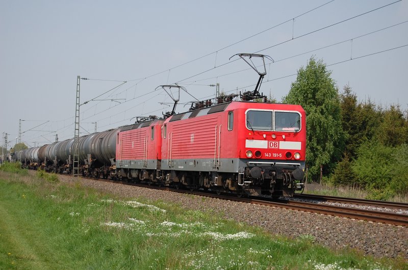 143 191-5 mit Schwesterlok vor Kesselwagenzug am 02.05.2009 bei Woltorf