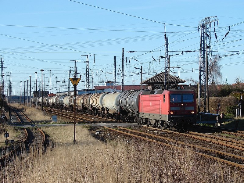 143 191 in Diensten der RBH durchfhrt mit ihrem Kesselwagenzug den Bereich Stralsund Abzw. Srg. (02.04.09)