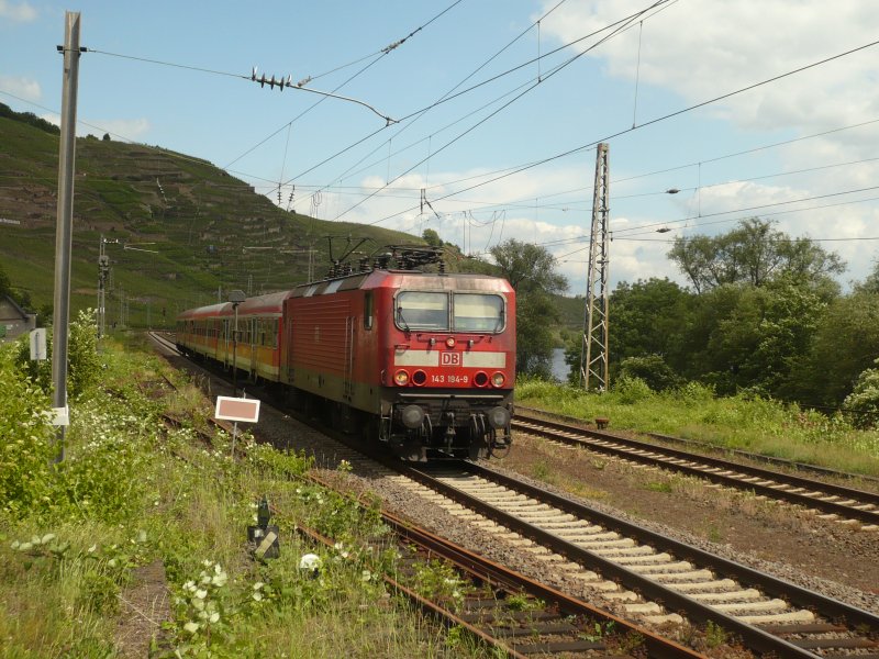 143 194-9 mit Regionalbahn nach Cochem bei der Einfahrt im Bahnhof Winningen (Mosel)
Uwe Wstenhagen 27.05.2009