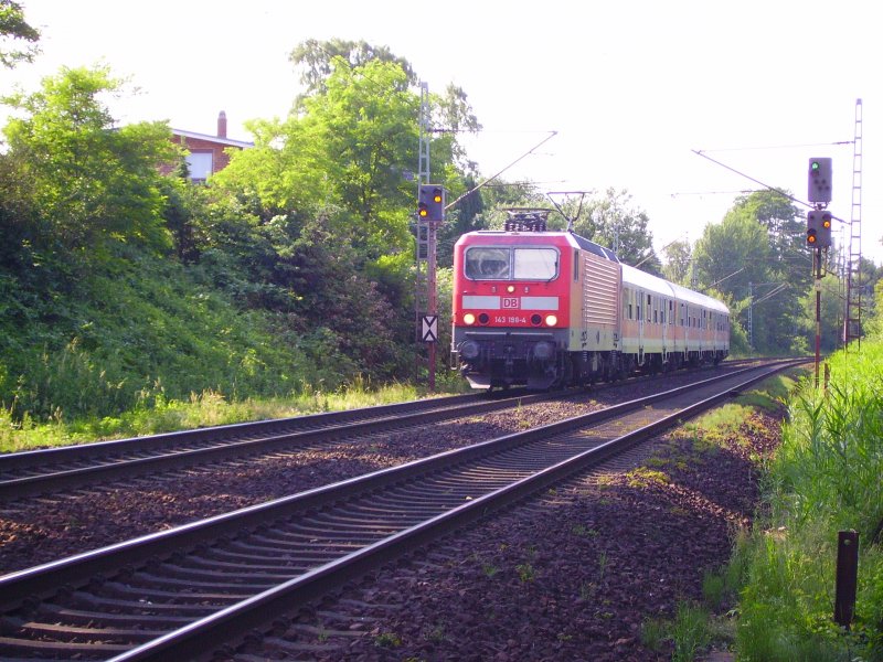 143 196-4 kurz hinter dem Bahnhof Elmshorn mit einer RB nach Pinneberg.
