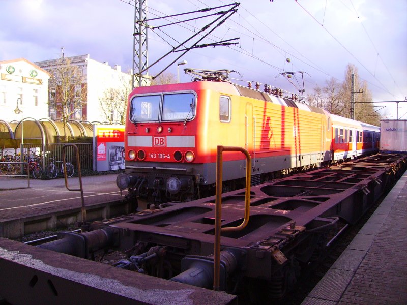 143 196-4 steht mit der RB nach Itzehoe in Elmshorn, davor steht ein Gterzug.