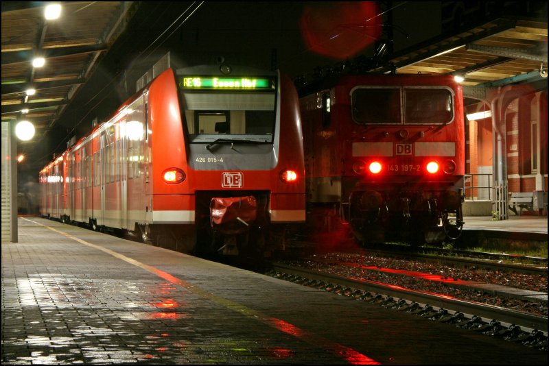 143 197 steht mit der RB56 (RB 39688)  DER ISERLOHNER  in Letmathe und wartet auf die Rckfahrt whrend 426 015/515 und ein Schwestertriebwagen als RE16 (RE 29688)  RUHR-SIEG-EXPRESS  nach Essen Hbf auf die Weiterfahrt warten. (05.12.07)