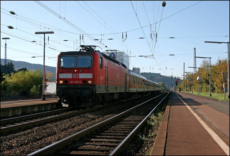 143 202 fhrt mit der RB91, (RB 39169  Ruhr-Sieg-Bahn ) nach Siegen, in Plettenberg ein. (13.10.2007)