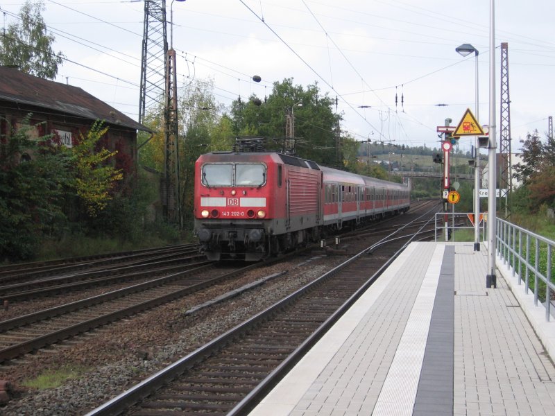 143 202 mit RB39167 von Hagen nach Siegen am 26.09.2007 in Kreuztal.Heute fahren die Flirts von Abellio die Leistung....
