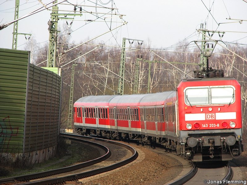143 203 hat gerade den Bahnhof Lehrte verlassen und schiebt ihren RE nach Hannover. Die Aufnahme entstand am 17.02.07