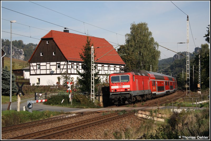 143 205 passiert am 01.10.07 mit der S-Bahn nach Sch�na den klassischen Fotostandort Bahn�bergang Strand.
