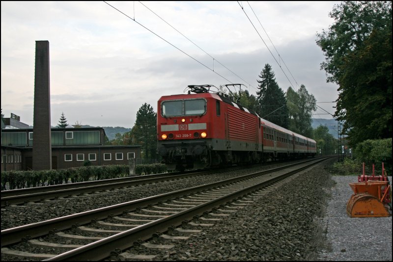 143 208 fhrt mit der RB91 (RB 39174)  RUHR-SIEG-BAHN  von Siegen ber Kreuztal - Altenhundem und Finnentrop nach Hagen. (03.10.07)
