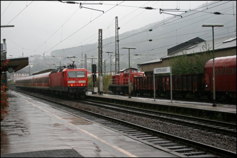 143 208 ist soeben in Plettenberg mit der RB 39159  RUHR-SIEG-BAHN  nach Siegen eingefahren. Auf dem Nebengleis rollt langsam die 294 731 mit ihrem bergabezug nach Finnetrop Richtung Ausfahrtsignal.