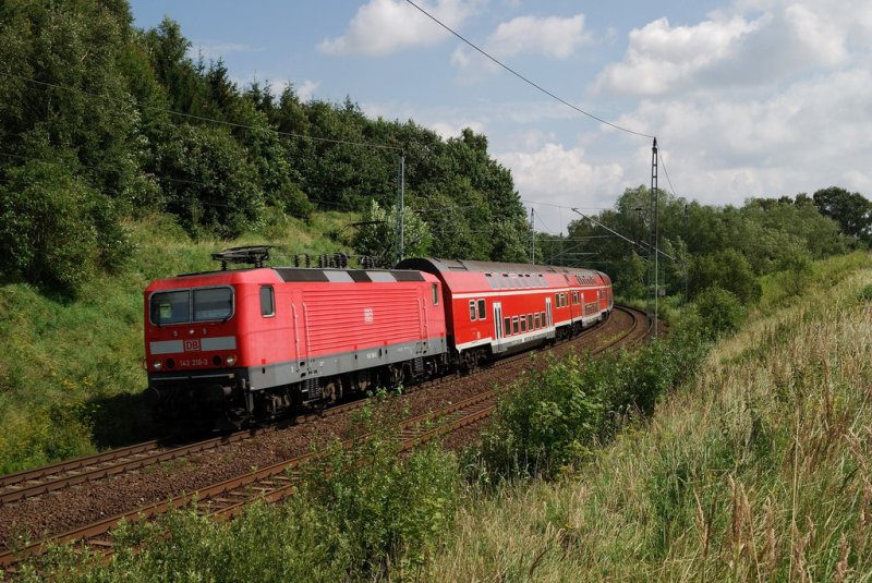 143 210 mit RE 33212 bei Bergen (Rgen) [28.07.2007]
