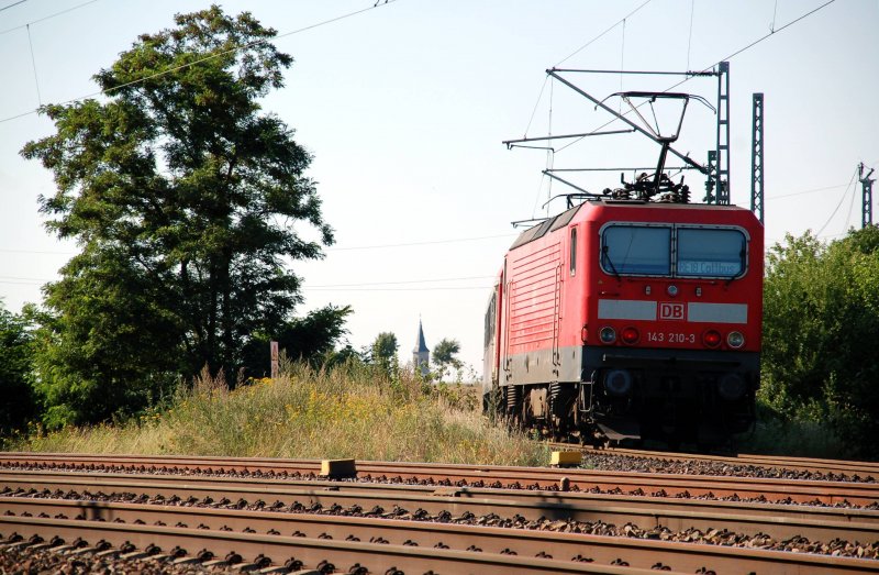 143 210 schiebt am 27.07.09 einen Regiozug durch Priestewitz nach Cottbus.