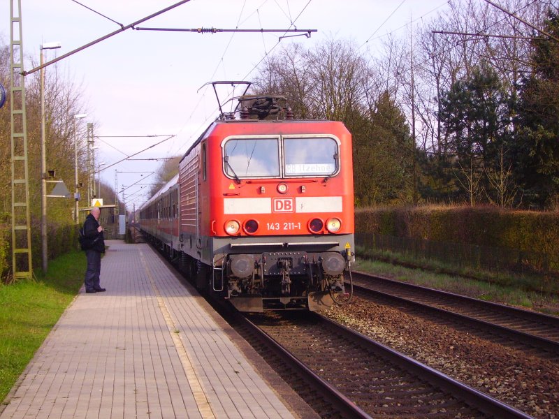 143 211-1 erreicht mit der RB nach Itzehoe Prisdorf. 13.04.08