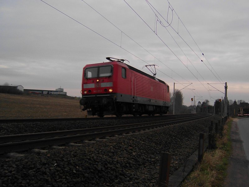 143 211-1 fhrt am 22.01.09 als Lz 70280 nach AL um dort die defekte 112 141 abzuholen und dann als Lz 70281 zurck nach AH. Aufgenommen bei Reinfeld (Holst.).