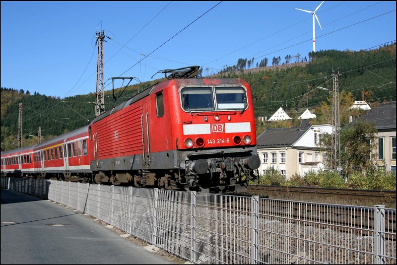 143 214 fhrt mit der RB91, (RB 39165)  Ruhr-Sieg-Bahn  nach Siegen, in Meggen ein.