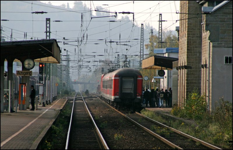 143 214 ist mit der RB91 (RB 39172)  RUHR-SIEG-BAHN  in Plettenberg eingefahren. (08.10.07)