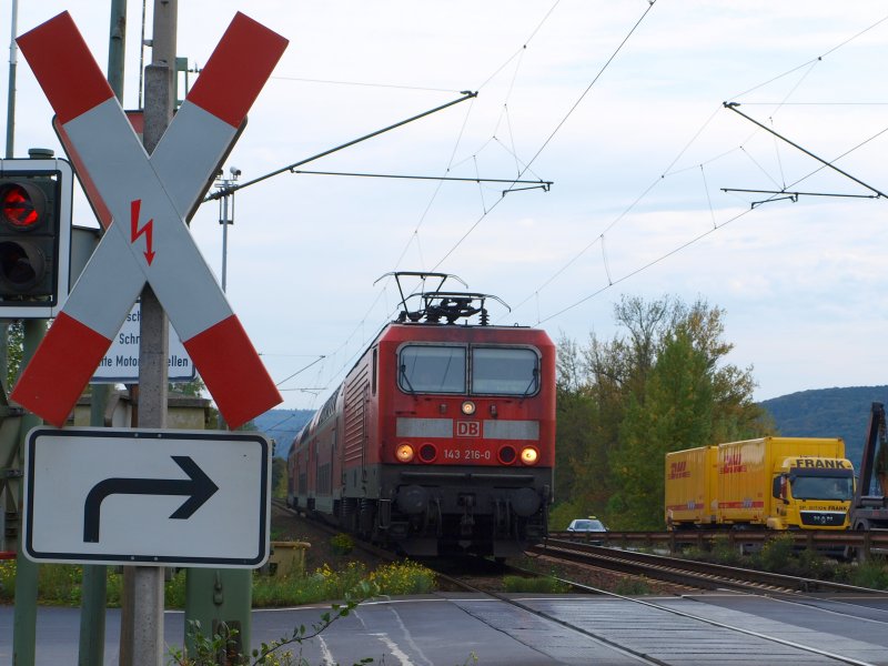 143 216-0 zieht RB 27 durch das Rheintal nach Mnchengladbach.
Aufnahme enstand an einem Bahnbergang bei Bahnkilometer 117,9.