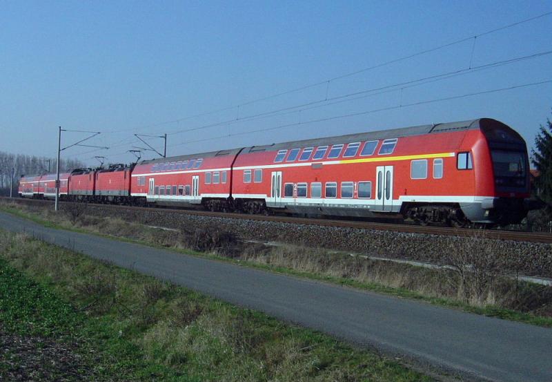 143 223 und 143 218 mit ihrer RB von Sangerhausen nach Erfurt, am Morgen des 01.04.2005 kurz hinter Smmerda. (Der hintere Zug fhrt als Leerzug mit, ein Lokfhrer sitzt aber drin.)