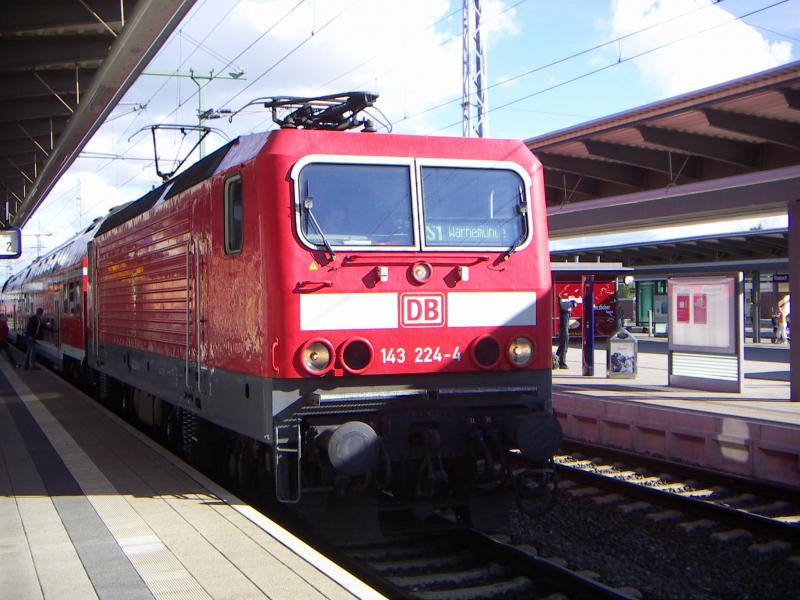 143 224-4 steht mit der S1 nach Warnemnde am 7.8.05 in Rostock HBF