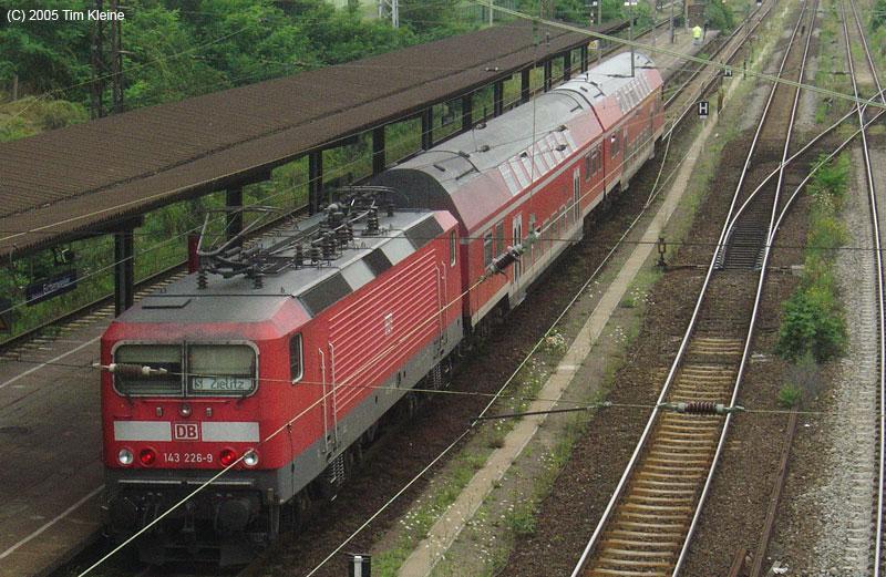 143 226 steht am 27.07.2005 mit ihrer S-Bahn nach Zielitz in Magdeburg Eichenweiler.