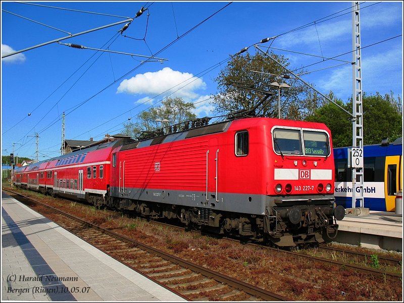 143 227 schiebt eine RB13 von Stralsund nach Sassnitz, hier aus dem Bf Bergen auf Rgen heraus. RB33319 am 10.05.07.