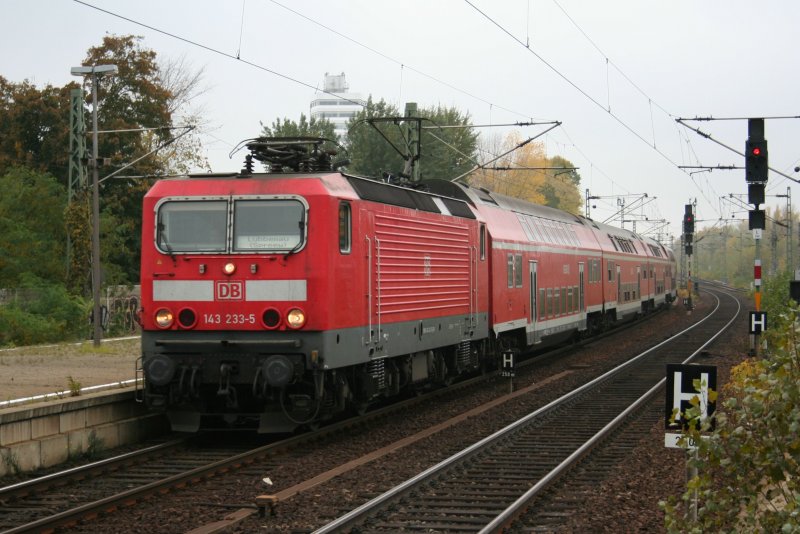 143 233-5 am 25.10.2008 bei der Einfahrt in den Bahnhof Berlin Charlottenburg.