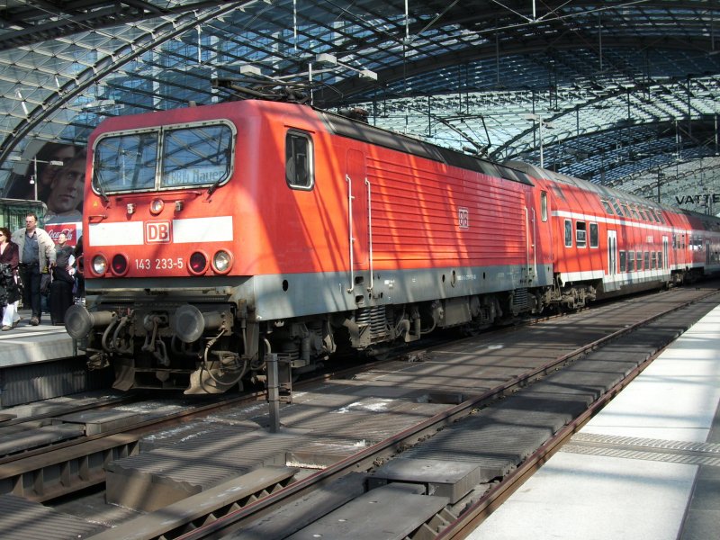 143 233 mit einem Regionalbahn nach Nauen am 12.April 2009 im Berliner Hbf.