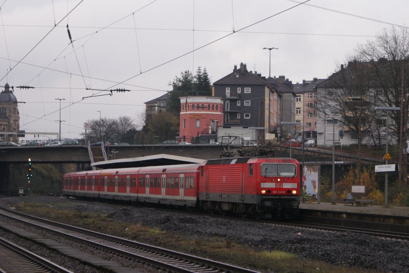 143 241-8 mit der S 8 in Wuppertal Vohwinkel am 30.11.2008