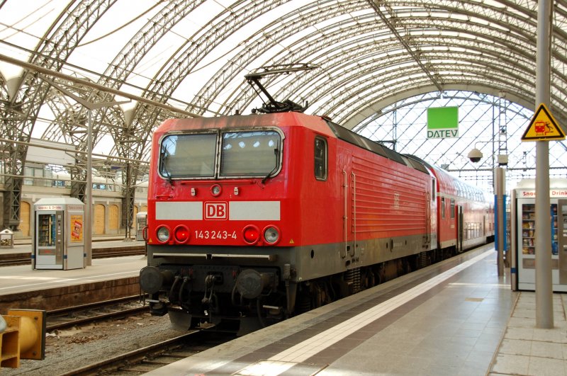 143 243 steht mit einem Regionalzug im Dresdener Hbf. In ihrer Loknummer sind die jetztige und die DR-Baureihenbezeichnung vereinigt.