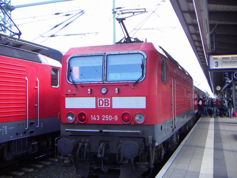143 250-9 mit dem RE9 nach Stralsund im Rostocker HBF am 7.8.05