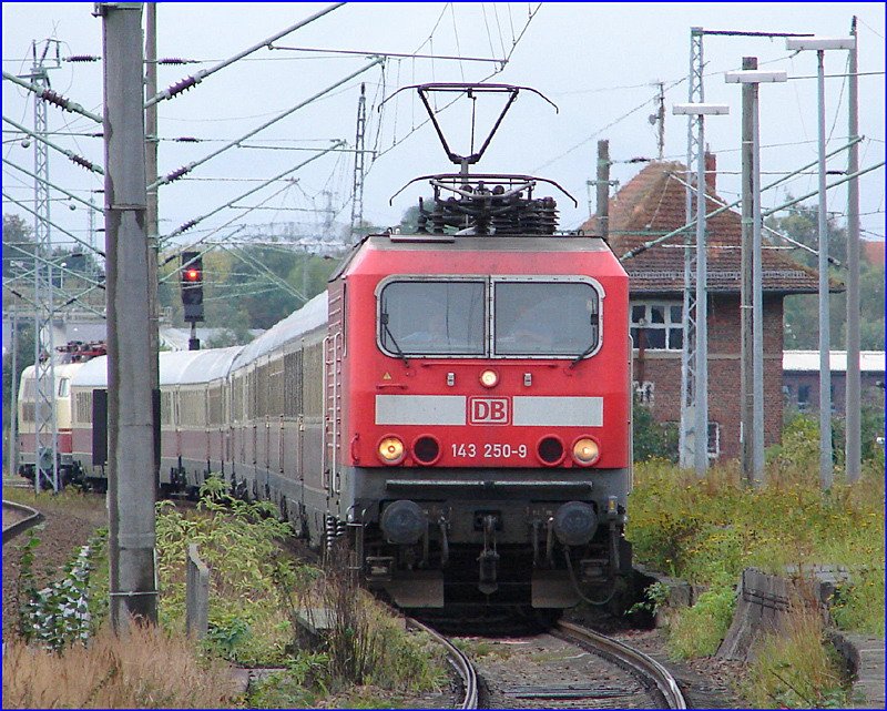 143 250-9 zieht den spteren TEE 79801 nach Binz. Stralsund Rgendamm Bhf am 30.09.2007



