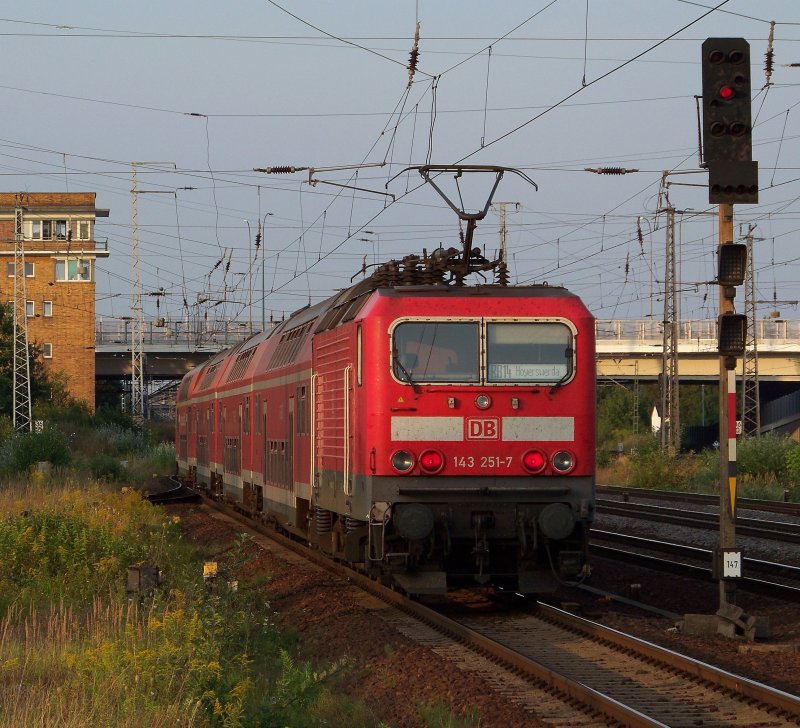 143 251-7 hat die Ehre, die RB14 nach Hoyerswerda zu fahren. Hier sieht man sie bei der Ausfahrt aus dem Bahnhof von Berlin Schnefeld Flughafen. 17.08.2009
