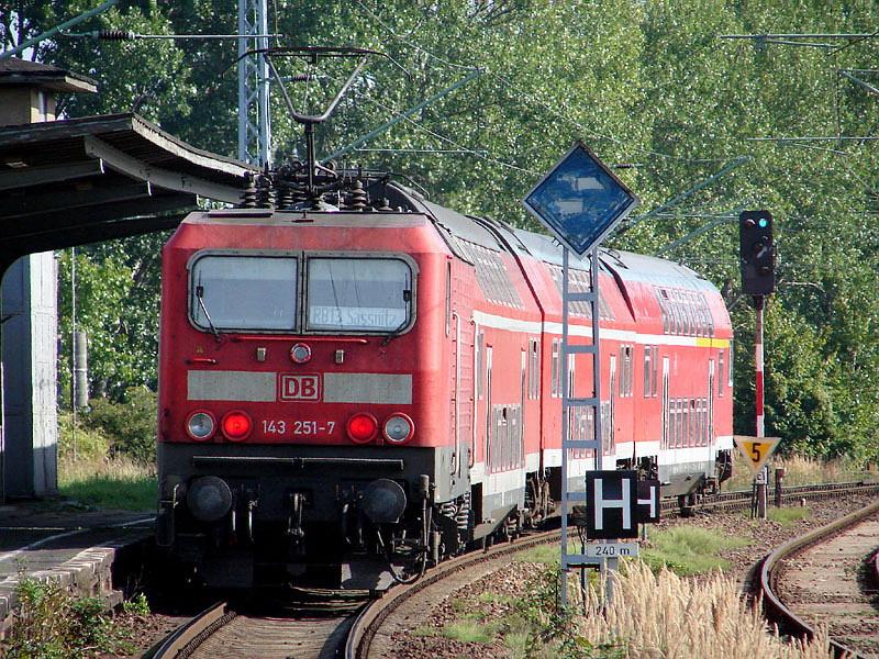 143 251-7 vor der  RB33313 bei der Ausfahrt aus dem Bahnhof Stralsund Rgendamm. ( am 02.09.2005) 