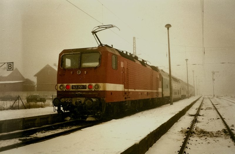 143 251 mit einer Regionalbahn nach Stralsund im verschneiten Bahnhof Sassnitz.Aufnahme vom Dezember 1998.