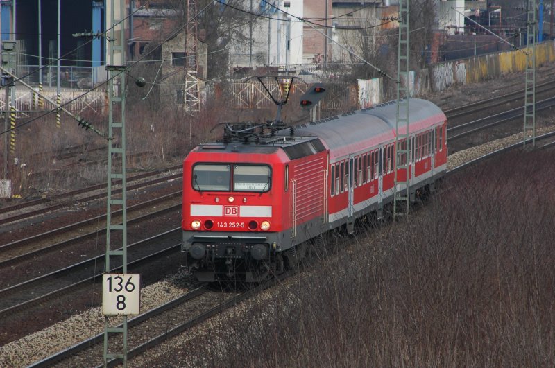 143 252 am 14.03.09 mit RB 32524 aus Eggmhl in Regensburg (BB-Treffen)
