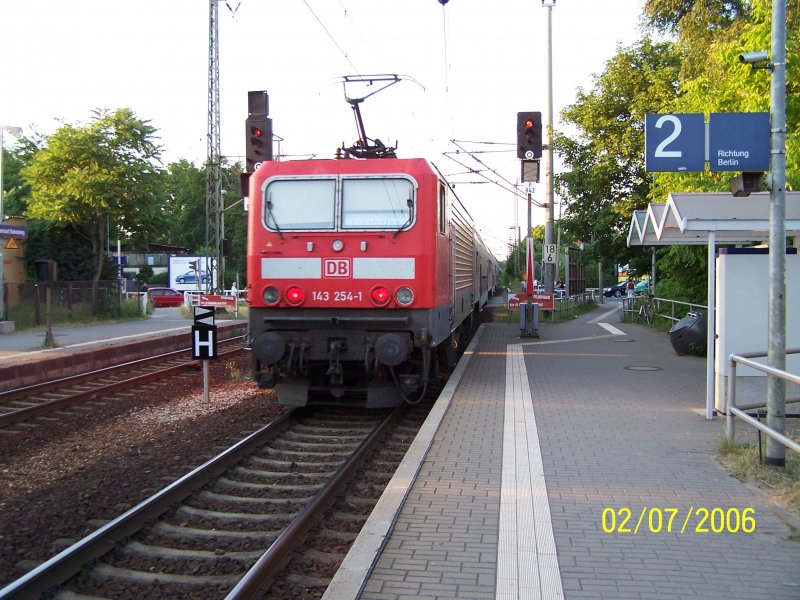 143 254 bei der Ausfahrt aus dem Bhf. Medienstadt Babelsberg in Potsdam in Ri. Wannsee.