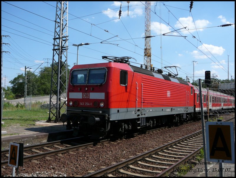 143 254 vor RB 28150 fhrt gerade in den Endbahnhof Falkenberg/Elster ein. Aufgenommen am 15.07.07.