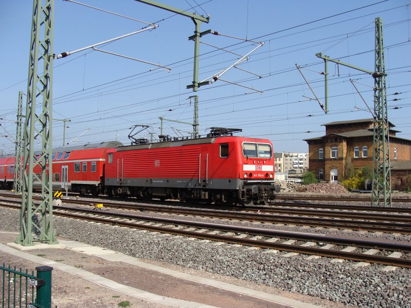 143 256-6 verlsst mit einer Regionalbahn nach Braunschweig Hbf den Magdeburger Hauptbahnhof am 14.04.2009. Fotografiert am alten Lokschuppen in der Maybachstrae.