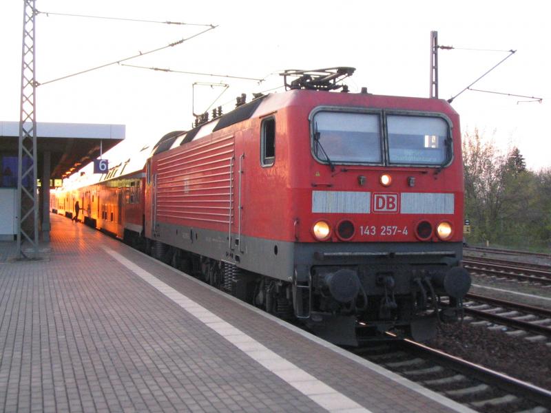 143 257-4 mit RB 10 nach Berlin-Charlottenburg auf Gleis 6 in Nauen am 22.04.2005