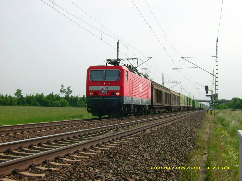143 257 (MEG 604) befrdert am 28.05.08 den Hangartner in Richtung Berlin. Fotografiert bei der Durchfahrt in Grfenhainichen.