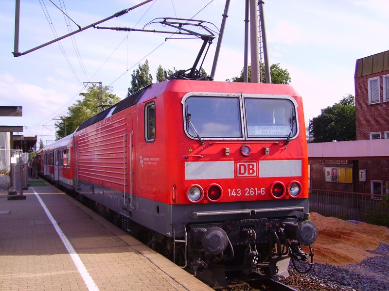 143 261-6 mit der RB nach Hamburg-Altona in Elmshorn. 23.06.08