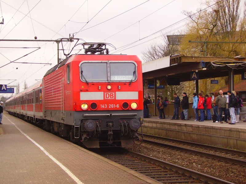 143 261-6 trifft mit der RB nach Itzehoe in Elmshorn ein. 04.04.08